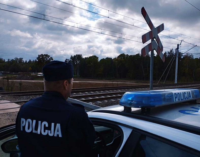 Podlascy policjanci przeprowadzili akcję, podczas której kontrolowali zachowania kierowców w rejonie przejazdów kolejowych