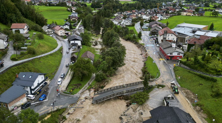 Szlovéniában drámai méreteket öltött az áradás / Fotó: MTI/AP/Miro Majcen