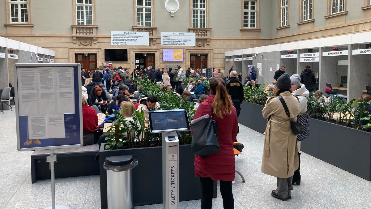 Kilkugodzinne kolejki po paszport we Wrocławiu. "Fatalna organizacja"