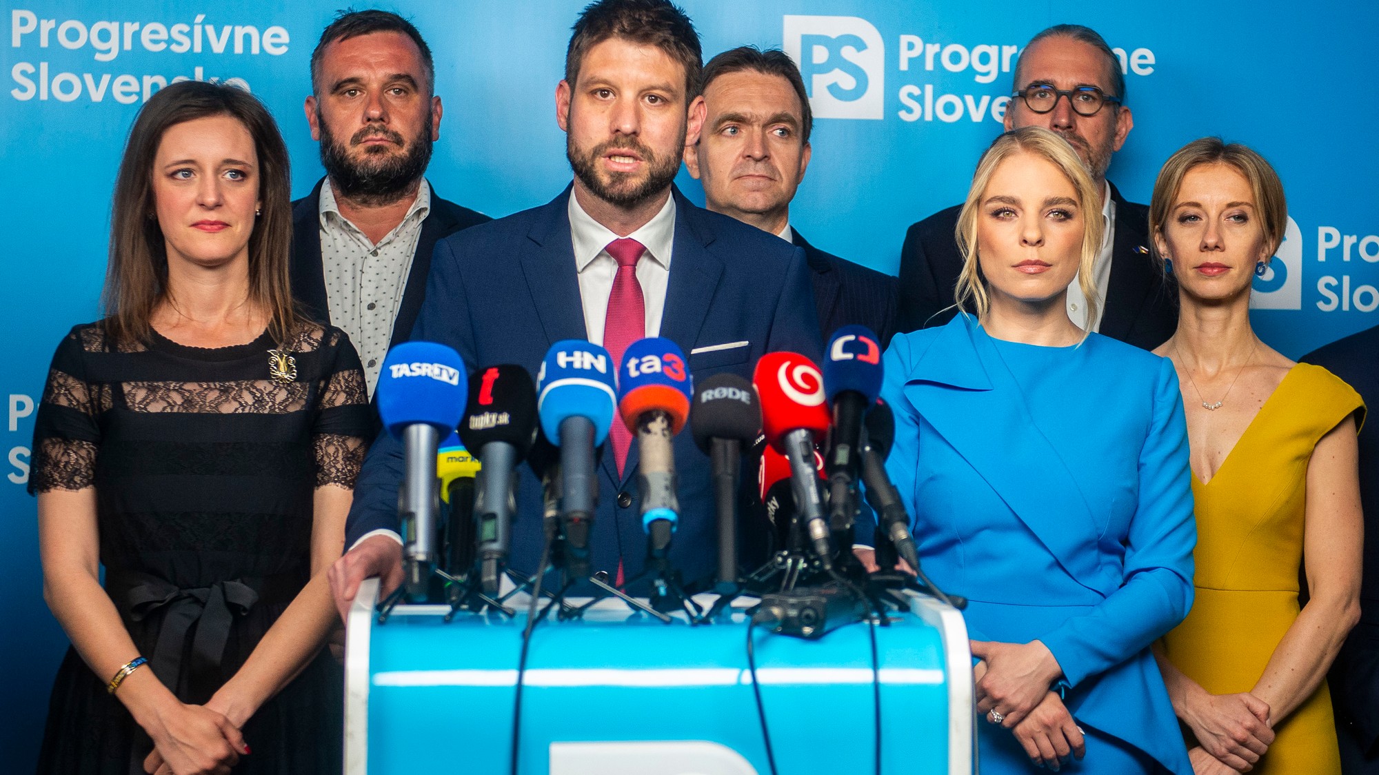 Progresívne Slovensko: Ľubica Karvašová, Michal Wiezig, predseda hnutia PS Michal Šimečka, Ľudovít Ódor, Veronika Cifrová Ostrihoňová, Martin Hojsík a Lucia Yar.