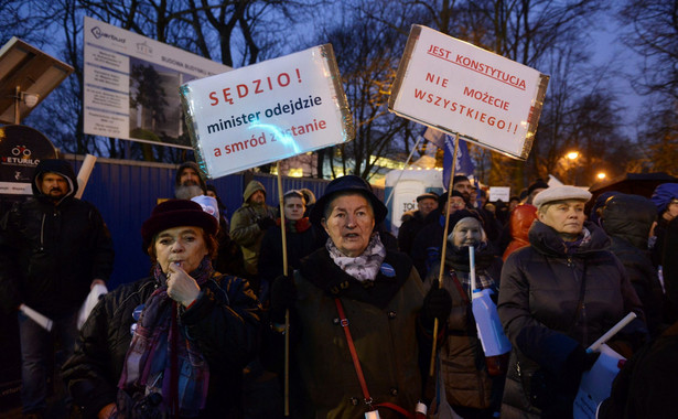 Demonstracja pod Sejmem. Koalicja Prodemokratyczna: Będziemy protestować do czasu, gdy skończy się wprowadzanie dyktatury