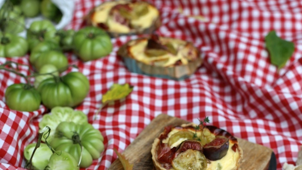 Rowery przygotowane. Grube skarpety, szaliki i kalosze też! W wiklinowym koszu czekają upieczone tartaletki i butelka domowego wina. Teraz już pogoda nie może nam pokiereszować planów. Jesień powoli dobiega końca, zatem to ostatni dzwonek na jesienny piknik.