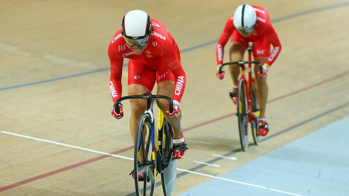 Gong Jinjie i Zhong Tianshi zdobyły złoty medal dla reprezentacji Chin w kolarskim sprincie drużynowym kobiet. Srebro wzięły Rosjanki, brązowy medal przypadł Niemkom.