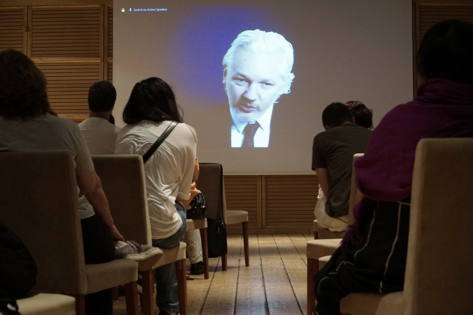 Ateny, Grecja. 19 czerwca 2016 r. Wideokonferencja z założycielem portalu WikiLeaks Julianem Assange'em, który rozmawia z ambasady Ekwadoru w Londynie