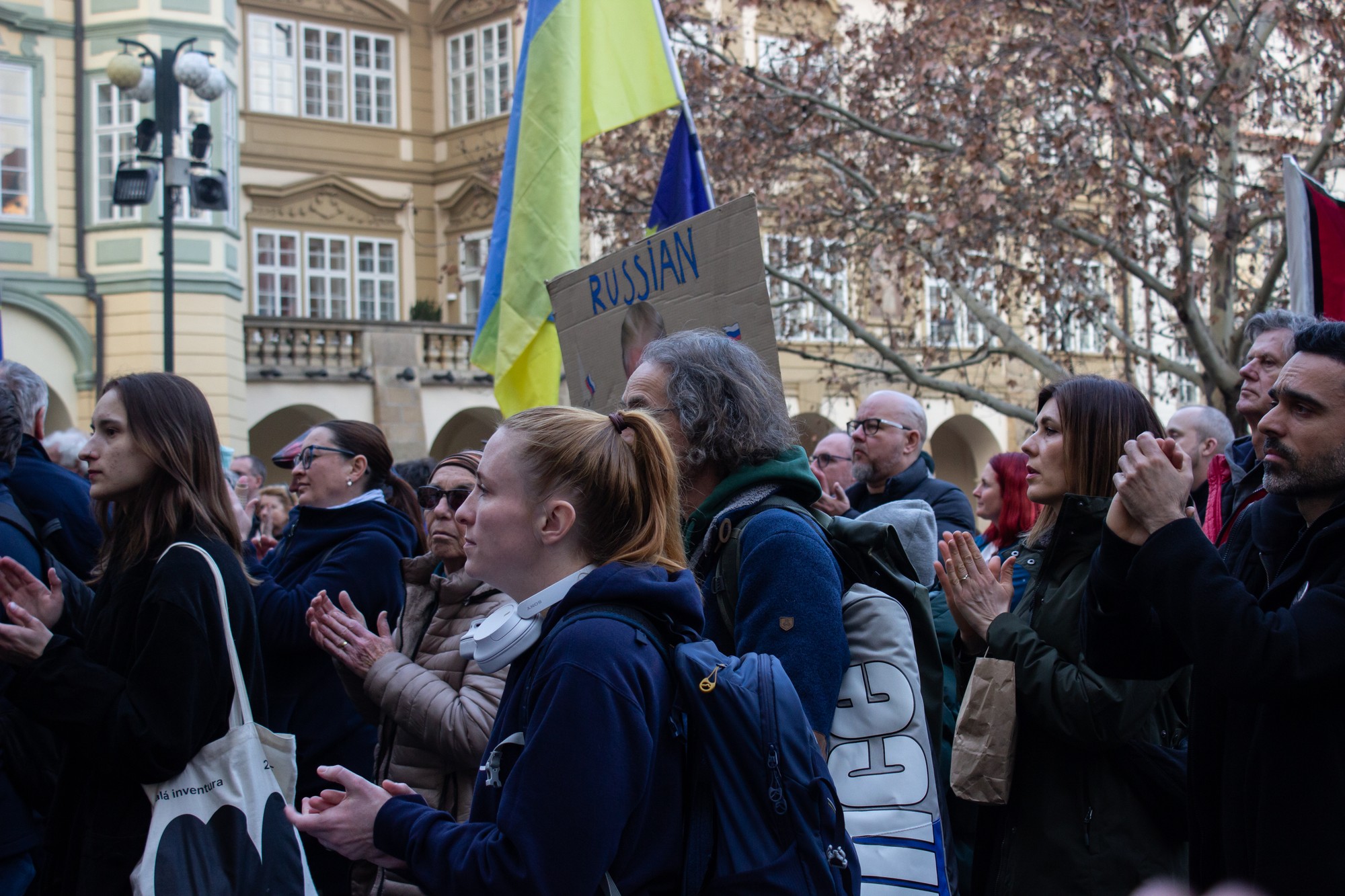 Zhromaždenie na Malostranskom námestí v Prahe proti výrokom amerického prezidenta Donalda Trumpa a jeho spolupracovníkov týkajúce sa medzinárodnej a bezpečnostnej politiky.