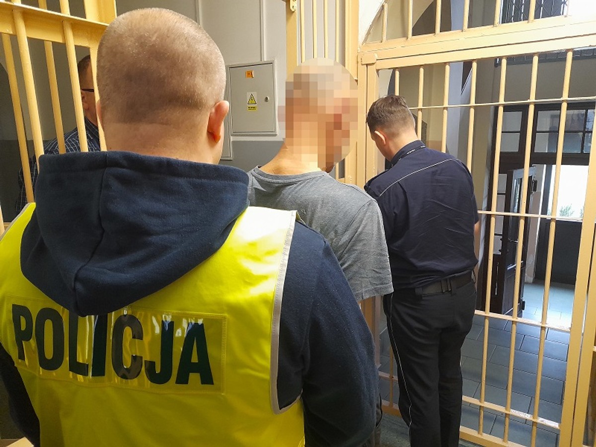 Sam zadzwonił na policję
