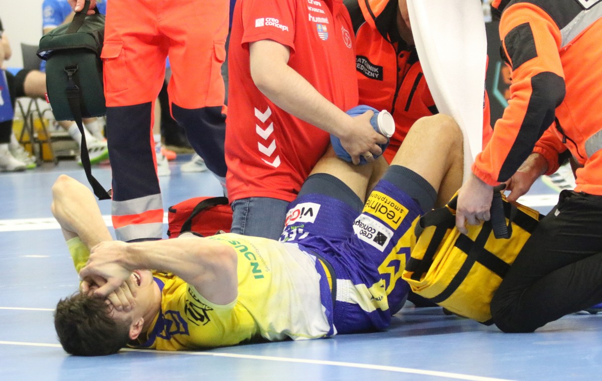 Zawodnik Industrii Kielce Szymon Sićko (kontuzjowany) podczas meczu 22. kolejki Ekstraklasy piłkarzy ręcznych z Corotop Gwardią Opole
