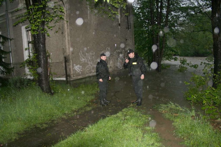 Przez silne ulewy szczególnie w województwach śląskim i małopolskim wylało wiele rzek, a inne zbliżają się do przekroczenia stanu alarmowego
