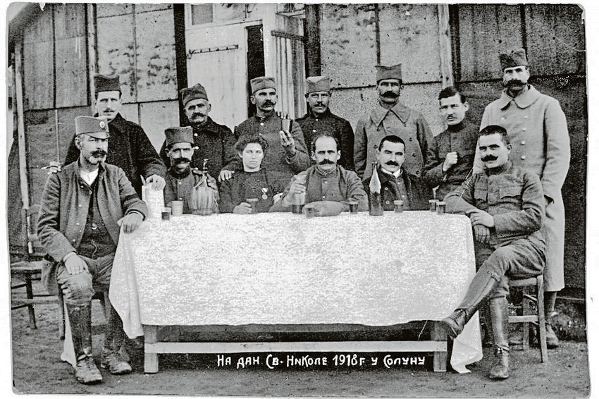 Anđelko Krstić (sedi za stolom, prvi sa desne strane) sa srpskim vojnicima, na Svetog Nikolu, 1916. godine u Solunu