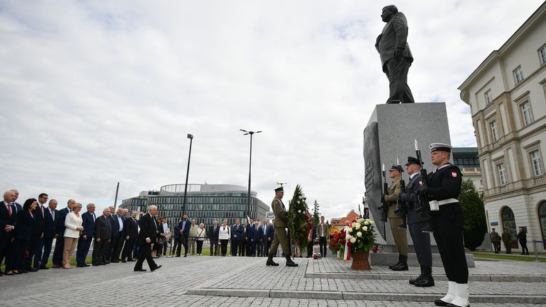 rezes PiS Jarosław Kaczyński (C-L) podczas uroczystości przed pomnikiem prezydenta Lecha Kaczyńskiego na pl. Piłsudskiego w Warszawie,