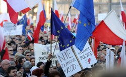 "Gazeta Wyborcza": Płocka policja sprawdzała, kto wiózł ludzi na marsz KOD i opozycji