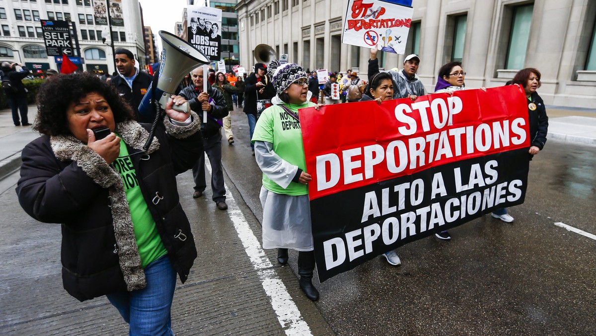 Wstrzymania deportacji nielegalnych imigrantów i rozdzielania rodzin - domagali się uczestniczy pierwszomajowego marszu imigranta, który przeszedł w czwartek ulicami Chicago. W proteście wspieranym przez związki zawodowe wzięło udział około 2 tys. osób.