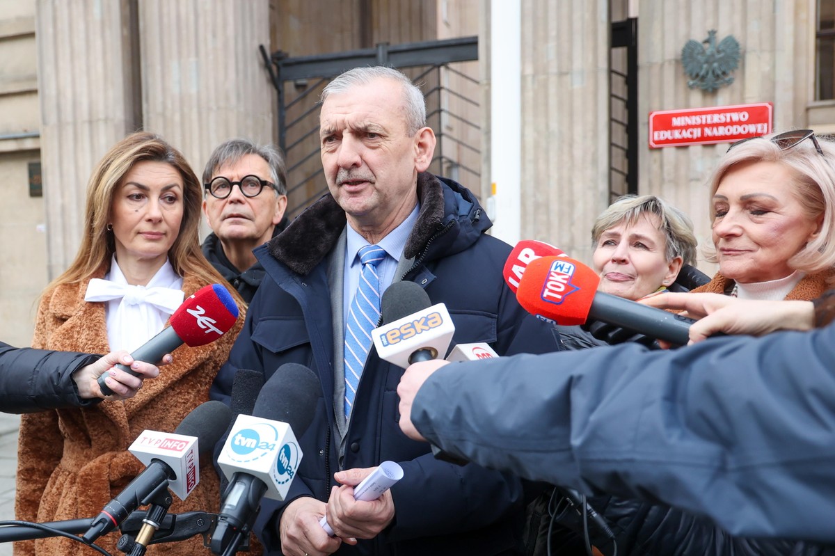 Prezes ZNP Sławomir Broniarz przed spotkaniem w Ministerstwie Edukacji w Warszawie, 08.02.2024.