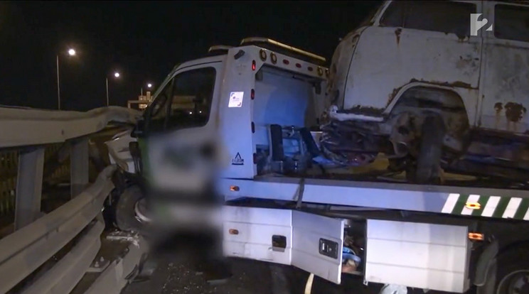 Egy mikrobuszokat szállító trélernek ütközött az autós, akit keresnek / Fotó: TV2