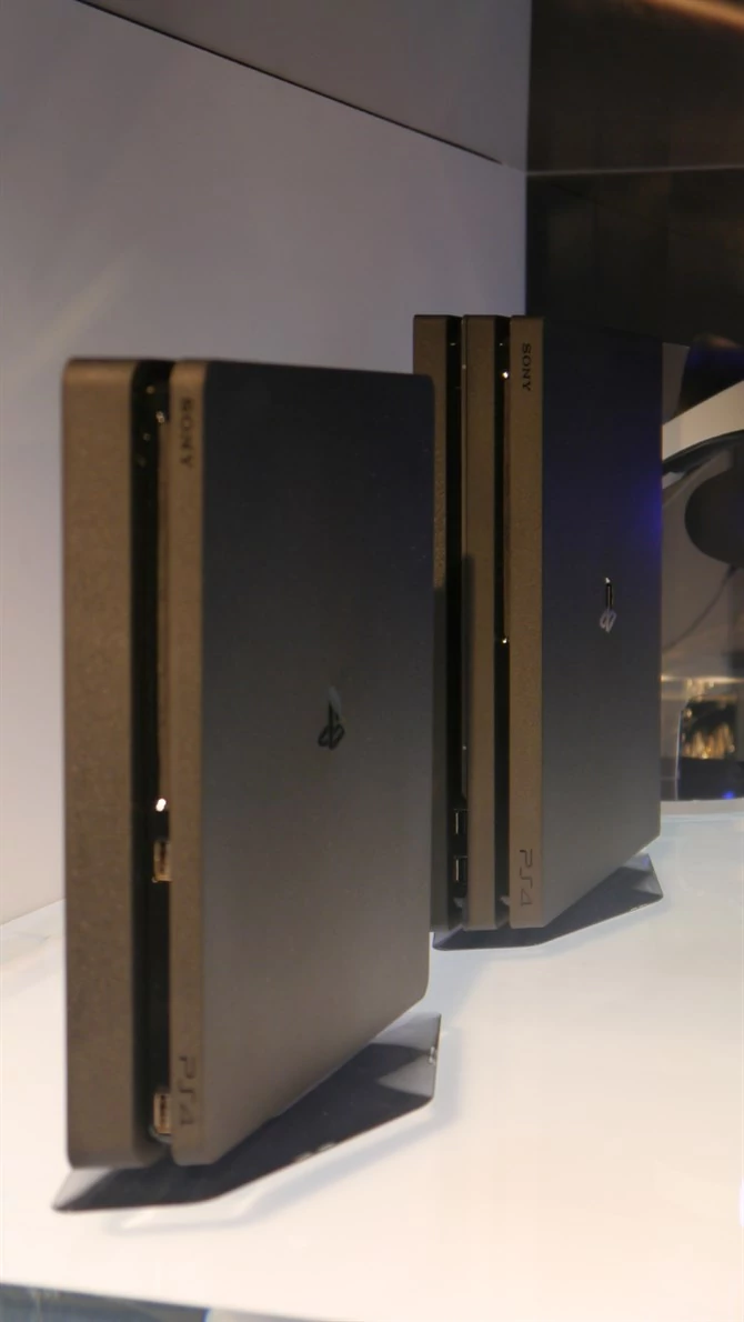 PS4 ma tylko mniejszą obudowę, a PlayStation 4 Pro - mocniejsze podzespoły