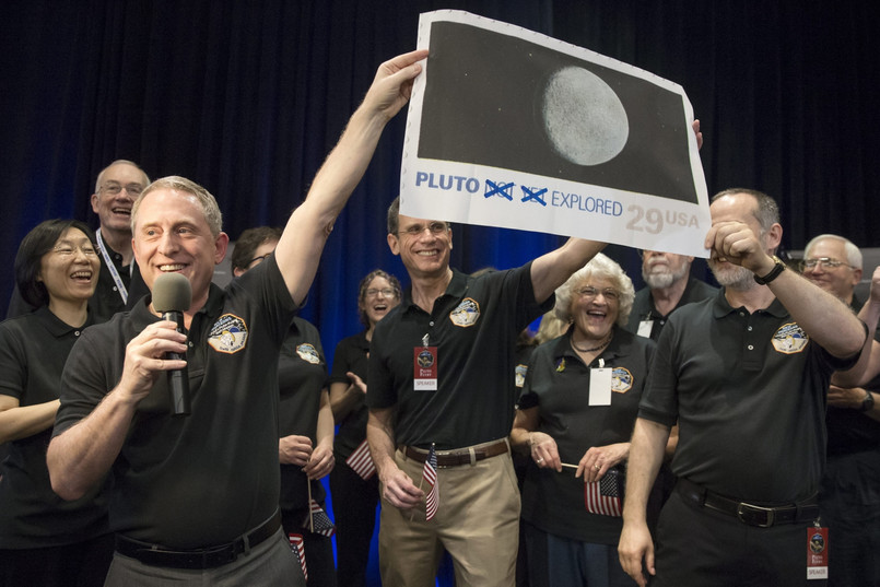 Podczas specjalnej konferencji zaprezentowano najdokładniejsze zdjęcie Plutona, jakie zrobiła sonda. Widać na nim wyraźnie jasne i ciemne plamy na powierzchni planety.