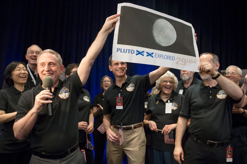 Podczas specjalnej konferencji zaprezentowano najdokładniejsze zdjęcie Plutona, jakie zrobiła sonda. Widać na nim wyraźnie jasne i ciemne plamy na powierzchni planety.