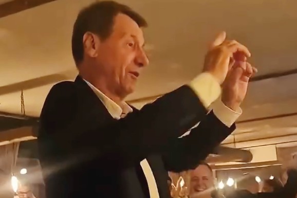 STEFAN KARIĆ I MOKA SLAVNIĆ ZAJEDNO IGRAJU I PEVAJU NA SVADBI Košarkaš se popeo na stolicu pa pao u trans zbog OVE PESME, nastalo opšte ludilo (VIDEO)