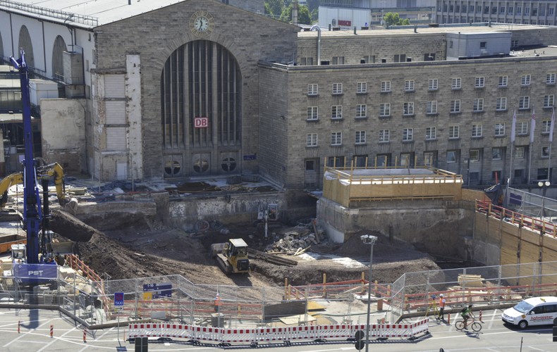 Stuttgart 21 to projekt nowoczesnej stacji metra, który miał odmienić centrum miasta. Deutsche Bahn zakładało, że będzie on kosztował około 2,5 mld euro. Jak pisze Spiegel, w 2008 roku ogłoszono, że koszty wzrosły do 3,1 mld euro, jednak projekt został „opracowany solidnie”. Kilka miesięcy później okazało się, że stacja będzie kosztować więcej niż 5,3 mld euro. W grudniu 2012 roku stwierdzono jednak, że koszty wzrosną do 6,8 mld euro, a projekt zostanie ukończony w 2021 roku. DB twierdzi jednak, że koszty zamkną się w 5,6 mld euro. Projekt ten jest dodatkowo obciążony masowymi protestami ze strony mieszkańców. Źródło: Materiały prasowe http://www.bahnprojekt-stuttgart-ulm.de