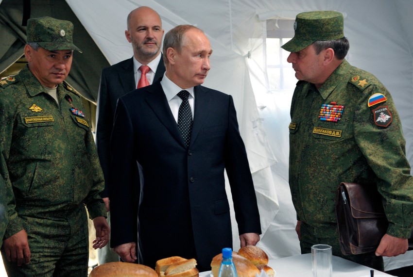 Vladimir Putin i Dimitrij Bulgakov (D) sa Sergejem Šojguom (L) i guvernerom Bajkalske oblasti Konstantinom Ilkovskim na vežbama kod Bajklaksog jezera u julu 2013.
