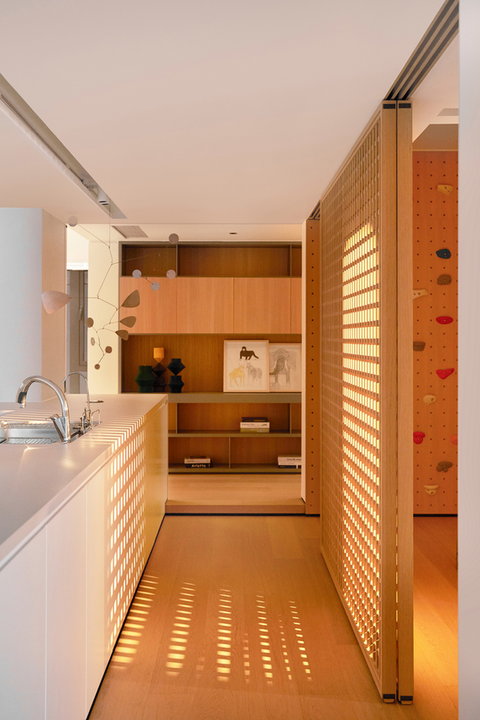 Minimalistyczne wnętrza apartamentu pełne ciepła i rodzinnej energii