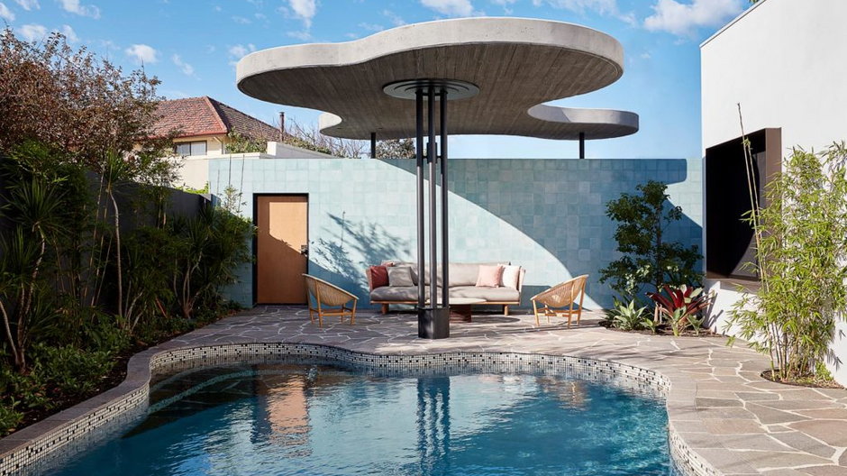 Modernistyczny dom z basenem. W środku klasyki designu