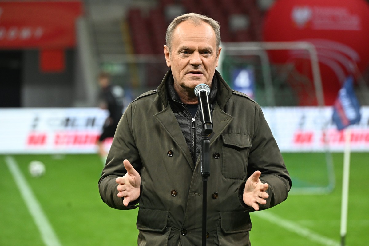 Warszawa, 19.11.2024. Premier Donald Tusk podczas wielkiego finału turnieju piłkarskiego „Z Orlika na Stadion” na PGE Narodowym w Warszawie