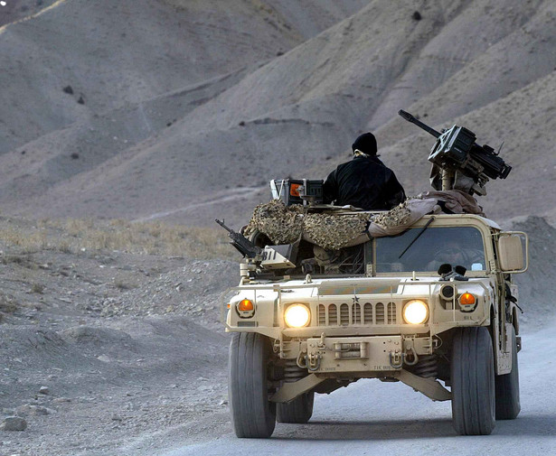 O zamiarze kupna ponad stu lekkich opancerzonych samochodów patrolowych, odporniejszych niż amerykańskie Humvee przekazane polskim kontyngentom w Iraku i Afganistanie, MON informowało w ubiegłym roku, gdy ministrem był Aleksander Szczygło (PiS).