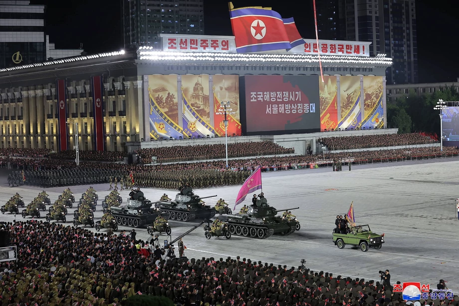 Zdjęcie opublikowane przez reżimową Północnokoreańską Centralną Agencję Informacyjną (KCNA): północnokoreańscy żołnierze w czołgach i pojazdach wojskowych podczas parady wojskowej zorganizowanej z okazji 70. rocznicy podpisania rozejmu, kończącego wojnę koreańską 1950-53. Plac Kim-Ir Sena w Pjongjanie.