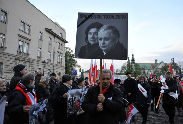 W listopadzie 2010 roku na miejscu katastrofy stanął kilkumetrowy drewniany krzyż. Postawiło go stowarzyszenie Katyń 2010, skupiające rodziny części ofiar katastrofy.