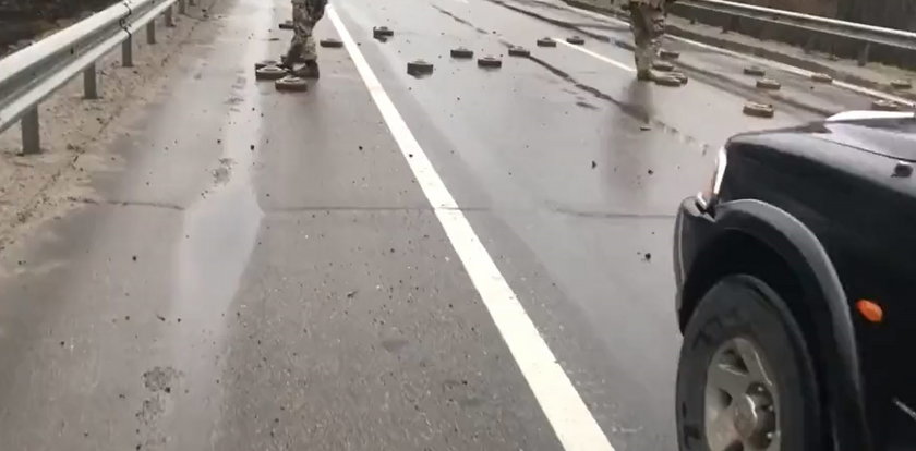 Ukraińscy żołnierze rozminowują autostradę do Polski. Ten film mrozi krew w żyłach
