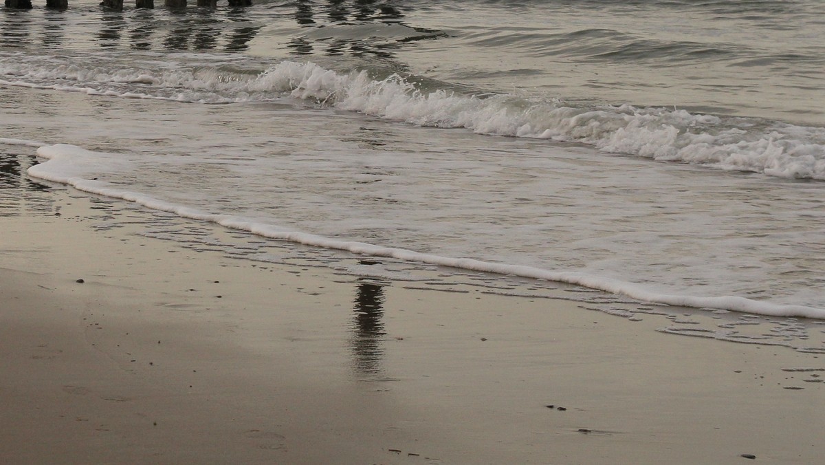 Kołobrzeg. Porzucone ubranie na plaży. Trwają poszukiwania mężczyzny