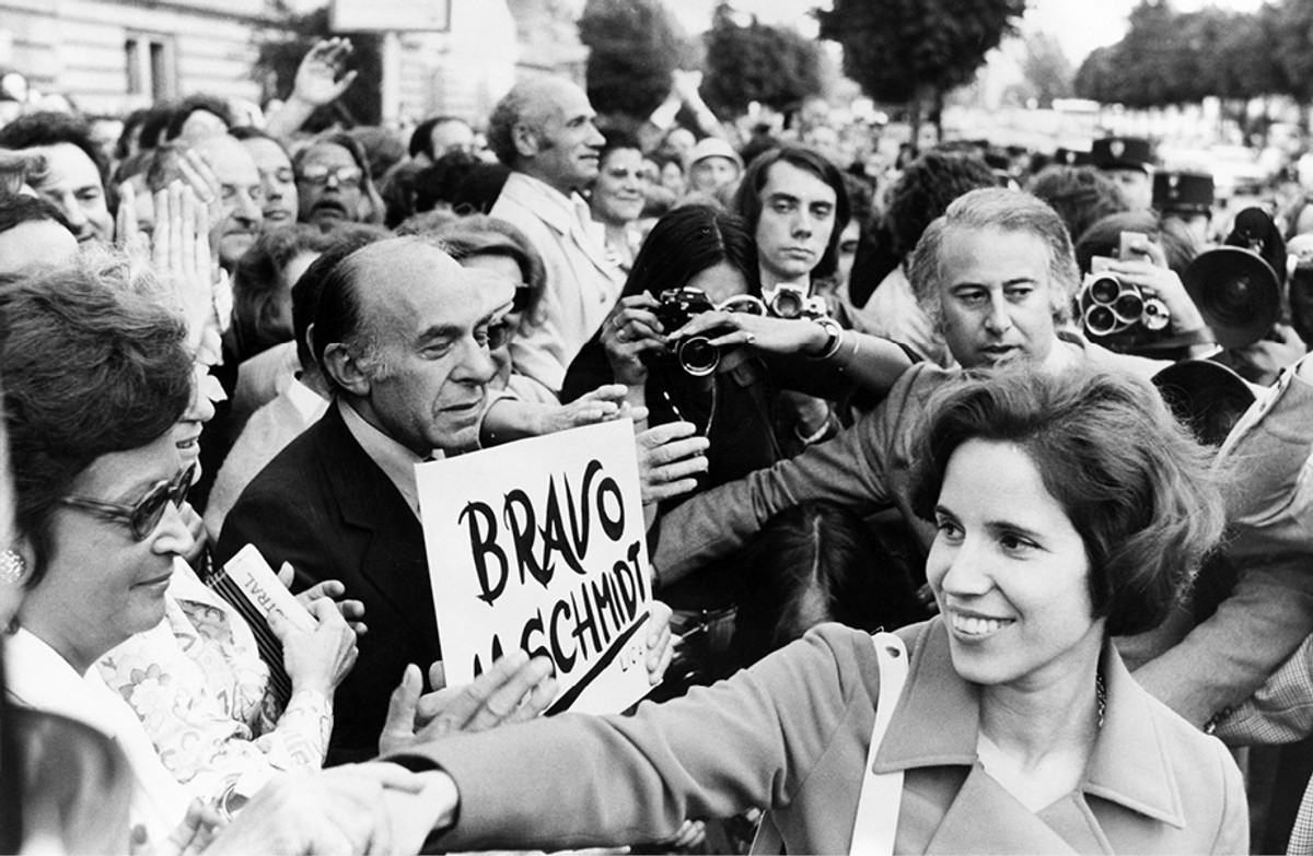 Protest przeciwko procesowi Klarsfeldów, oskarżanych o próbę porwania byłego szefa gestapo w Paryżu Kurta Lischki. Po prawej Beate Klarsfeld. Paryż, 11 lipca 1974 r. fot. Keystone/Hulton Archive/Getty Images
