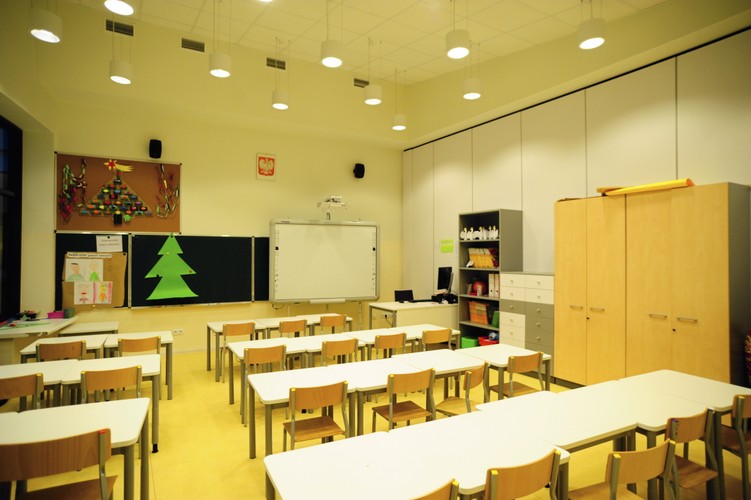 Jedna z sal lekcyjnych w Centrum Edukacji i Sportu w Mysiadle. A tutaj przeczytasz o tym (i zobaczysz), <a href=' http://forsal.pl/artykuly/507694,scianka_pilkarzyki_pokoj_zen_tak_wygladaja_najlepsze_biura_swiata.html' target='_blank'>jak wyglądają najlepsze biura świata</a>.