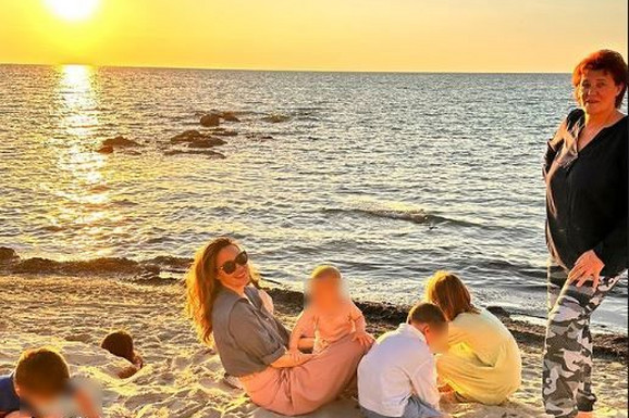 (FOTO) Nikola na hodočašću 7. dan, a Bojana sa decom STIGLA U GRČKU: Podelila rajski prizor sa plaže, sa njom je sve vreme majka