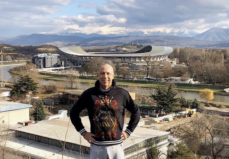 Autor materiału w Skopje - Toše Proeski National Arena nad rzeką Wardar