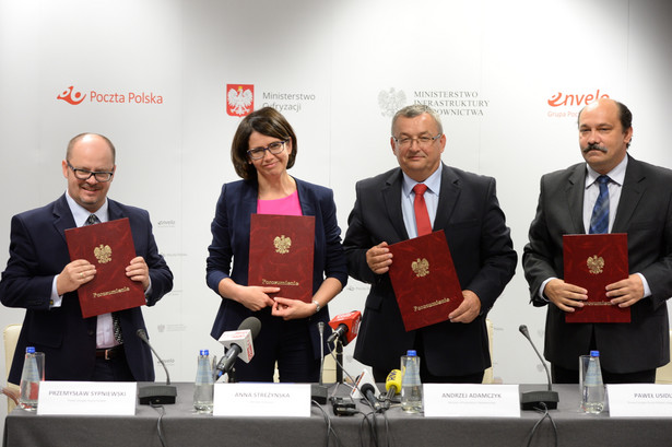 Minister cyfryzacji Anna Streżyńska, minister infrastruktury Andrzej Adamczyk prezes Poczty Polskiej SA Przemysław Sypniewskioraz prezes zarządu Poczty Polskiej Usługi Cyfrowe SA Paweł Usidus