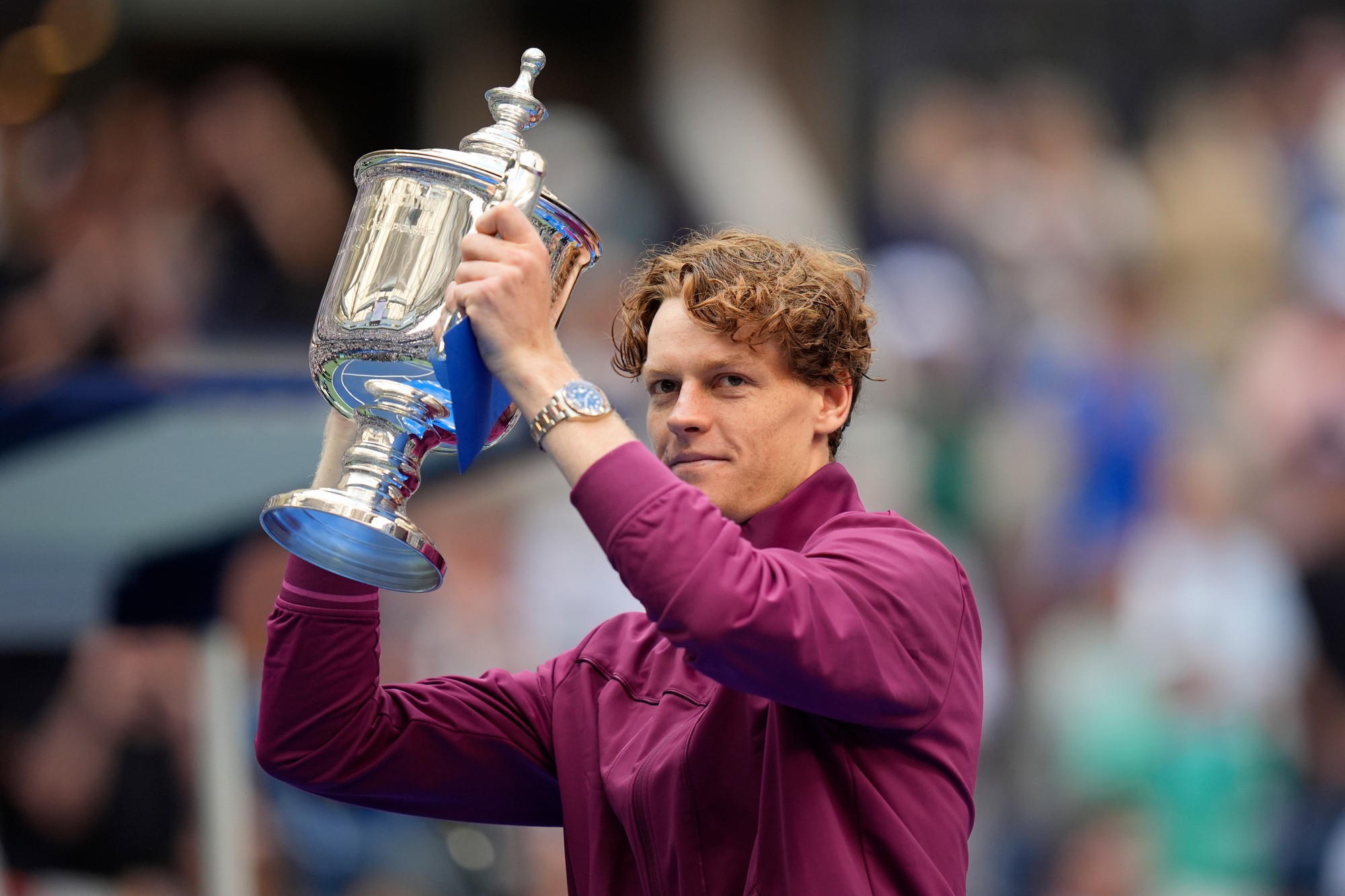 Taliansky tenista Jannik Sinner pózuje s trofejou z US Open.