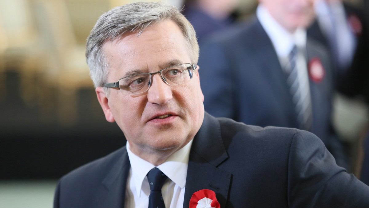 - Każde pokolenie musi znaleźć swoją definicję patriotyzmu - powiedział prezydent Bronisław Komorowski podczas piątkowego finału akcji "Patriotycznie zakręceni". Zachęcał też do radosnego wyrażania swojego przywiązania do ojczyzny.