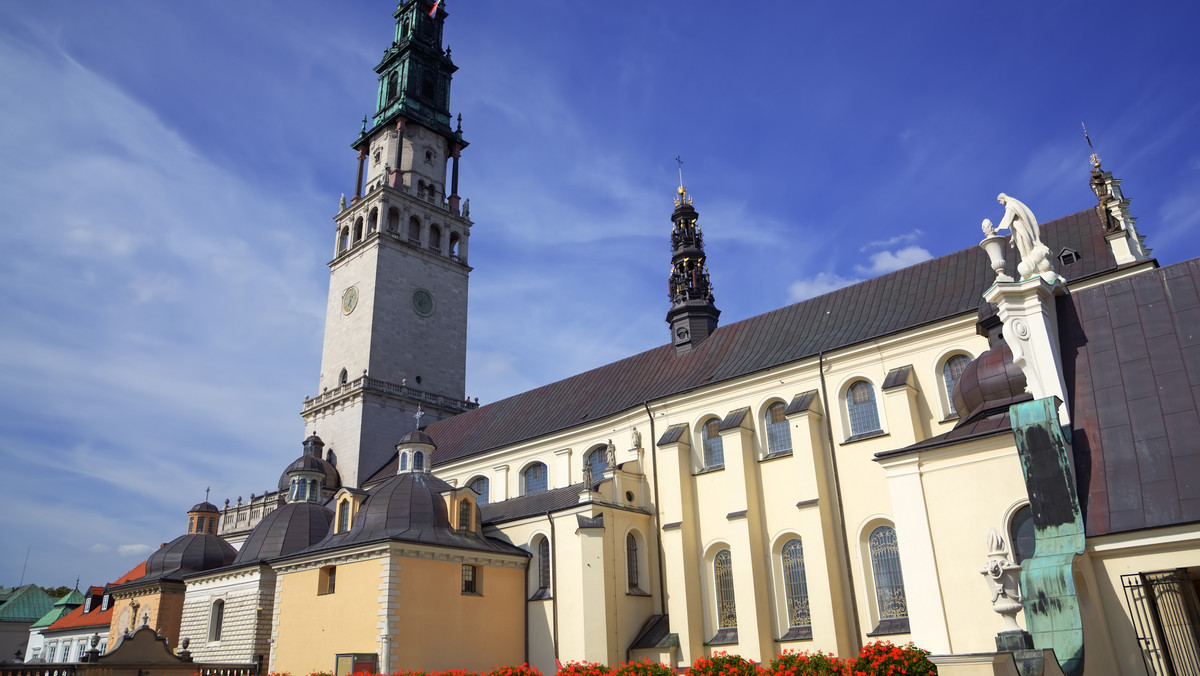 Rodziny więźniarek b. niemieckiego obozu koncentracyjnego Ravensbrueck modliły się dziś na Jasnej Górze. Pielgrzymka kobiet, które przeżyły pobyt w tym obozie, ma już ponad 70-letnią tradycję, kultywowaną dziś przez dzieci i wnuki byłych więźniarek.