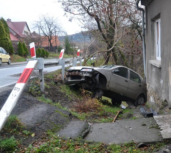 Samochód rozbity na pechowym zakręcie
