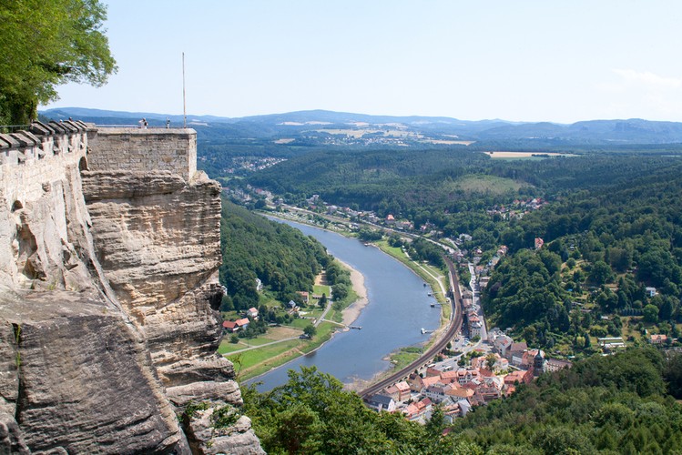 <strong>3. Czesko-Saksońska Szwajcaria</strong>
<br></br>
Entuzjaści przyrody świetnie poczują się w kameralnej górskiej krainie położonej nad Łabą na pograniczu czesko-niemieckim. Czeską i Saksońską (niemiecką) Szwajcarię wyróżniają liczne malownicze krajobrazy oraz cuda natury. Można tu spotkać wiele różnorodnych form skalnych, takich jak baszty, bramy, iglice, labirynty, pionowe ściany i tarasy. Warto wziąć udział w spływie kajakowym organizowanym przez flisaków w dzikim skalnym kanionie, bądź rejsie statkiem po Łabie.
<br></br>
Wizytówką Czeskiej Szwajcarii jest Brama Pravcicka, czyli największy łuk skalny w Europie. Jego wysokość wynosi 16 metrów, a rozpiętość u podstawy ponad 26 metrów. Natomiast Bastei (baszta) to najbardziej rozpoznawalna atrakcja Saksońskiej Szwajcarii. Jest to grupa skał, które wznoszą się nad doliną Łaby i łączą piaskowcowy most (wyrasta 40 metrów nad dno wąwozu) z XIX wieku.
<br></br>