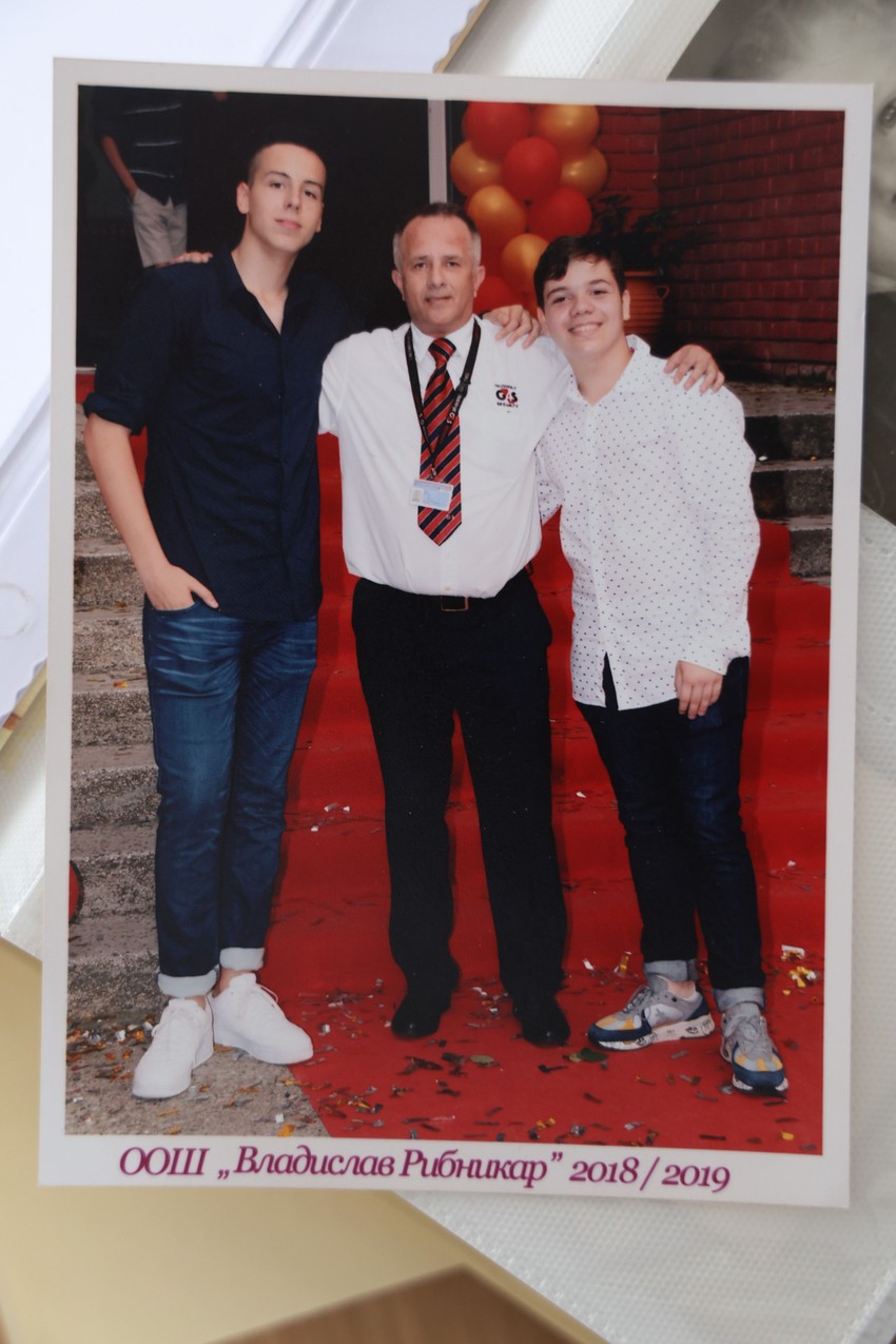 Dragan Vlahović sa đacima u školi