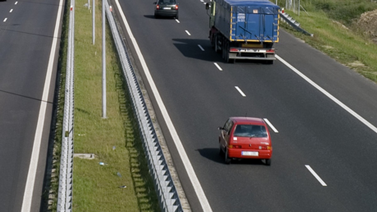 Przejezdna jest już autostrada A1 pomiędzy węzłami Włocławek Zachód i Kowal (Kujawsko-pomorskie), gdzie lądował helikopter Lotniczego Pogotowia Ratunkowego w związku z wypadkiem poza autostradą - poinformował dyżurny Oddziału GDDKiA w Bydgoszczy.