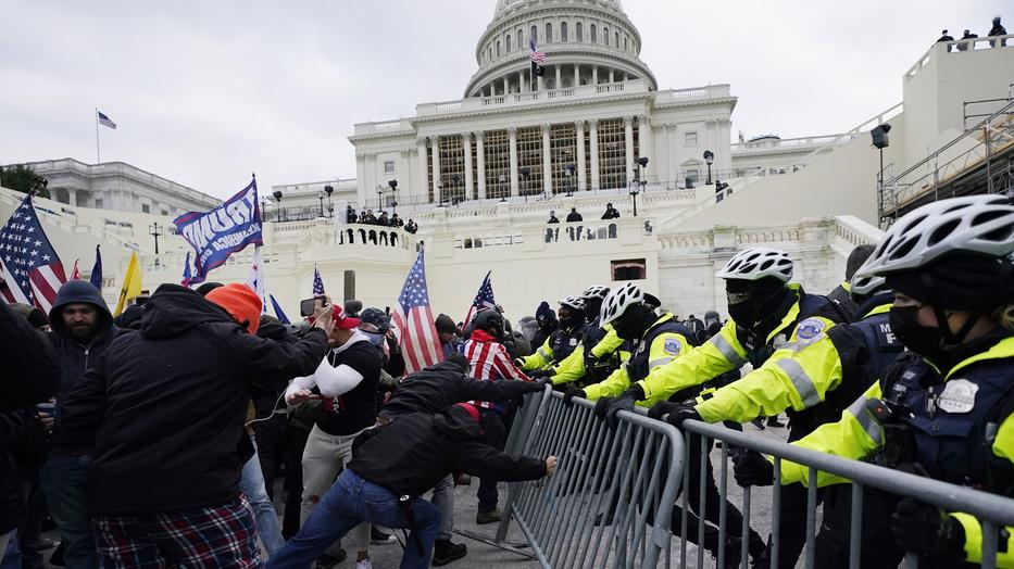 Tüntetők a Capitoliumnál / Fotó: MTI/AP/John Minchillo