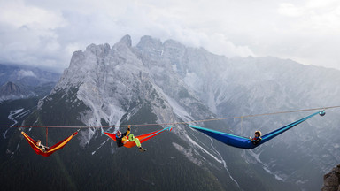 Miłośnicy highliningu chodzą na linach i śpią nad przepaścią w Alpach