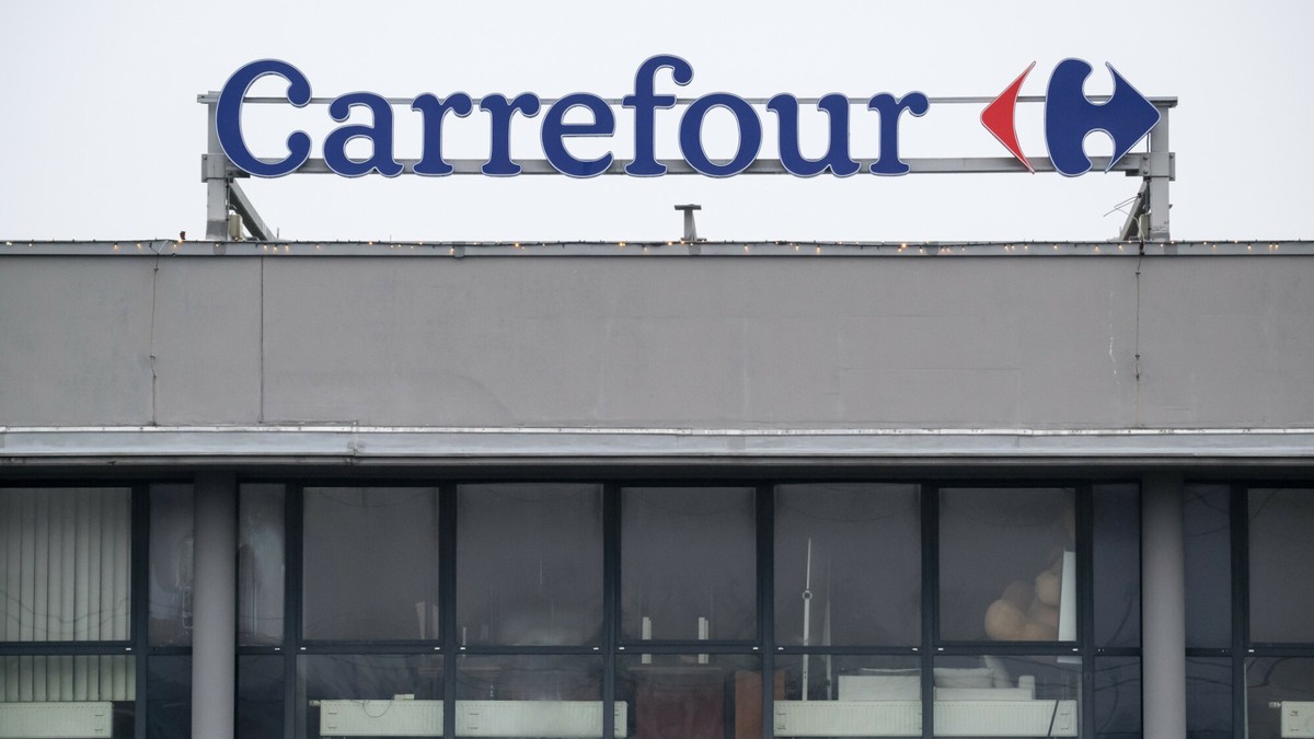 Carrefour szykuje falę zwolnień. Sieć zamknie osiem sklepów