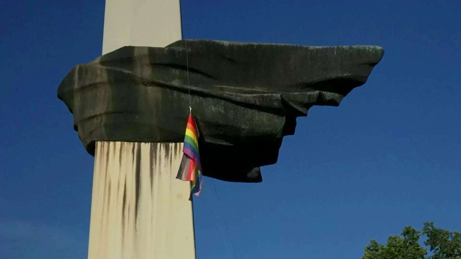Flaga LGBT zawisła na pomniku w Berlinie. Wywiesili ją migranci z Polski