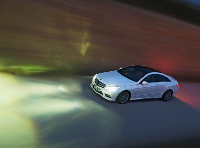 Mercedes klasy E coupe ma tak wyrzeźbioną linię nadwozia, że współczynnik oporu powietrza wynosi tylko 0,24 Cx