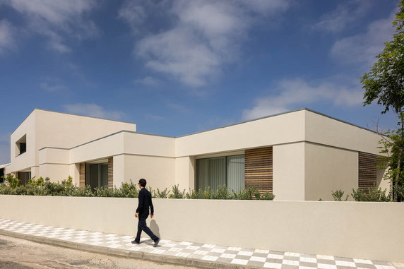 Minimalistyczny dom w Portugalii. We wnętrzu króluje kamień i drewno!